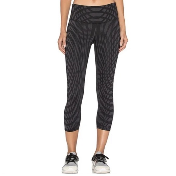 Alo Patterned Black/Gray Capri-length Leggings - Picture 2 of 6